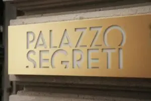Insegna di Palazzo Segreti, design hotel a Milano: le metriche di performance oltre l'occupazione