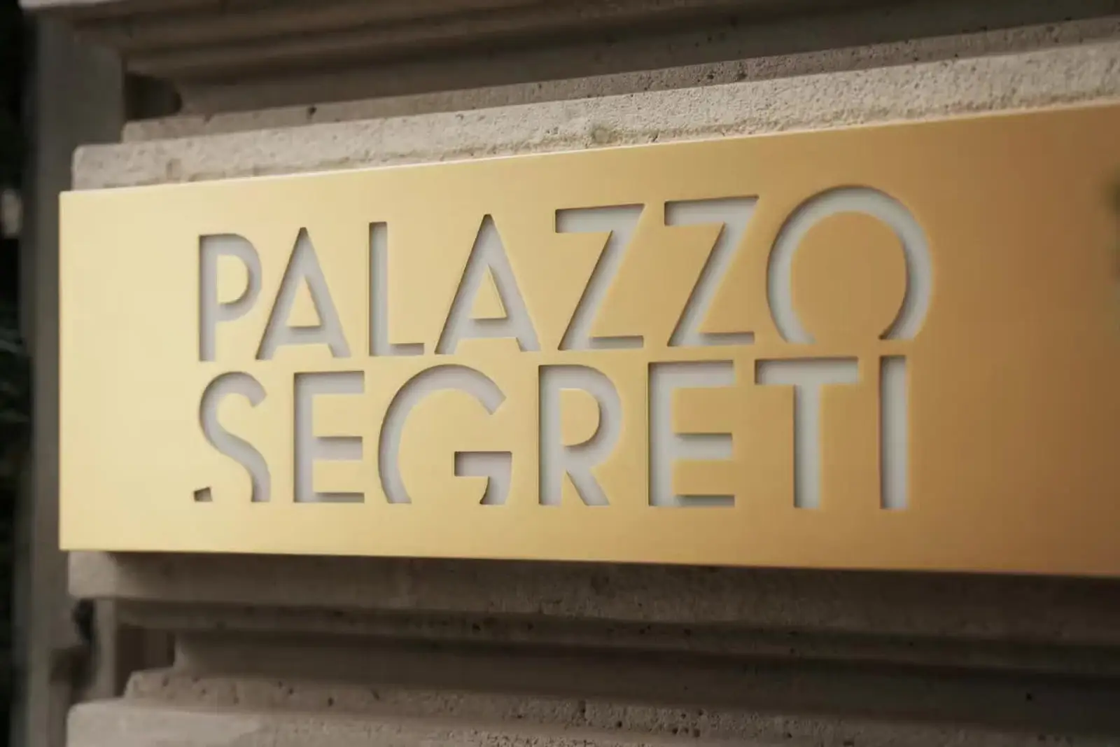 Insegna di Palazzo Segreti, design hotel a Milano: le metriche di performance oltre l'occupazione